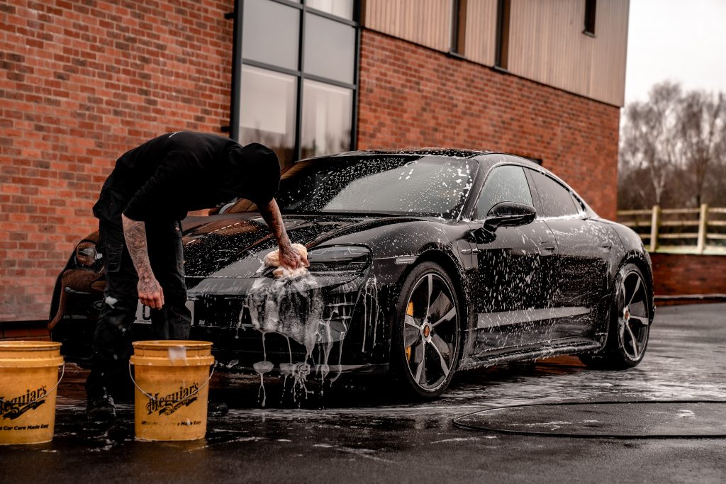 CommunityAd Trades - Cars - car shampoo alternatives - man washing the front of his car with two buckets